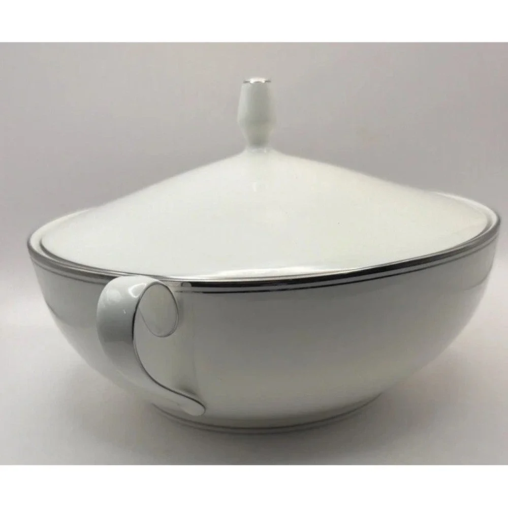 Mikasa Wellesley Covered Casserole Fine Bone China Platinum Trim VTG 8.5